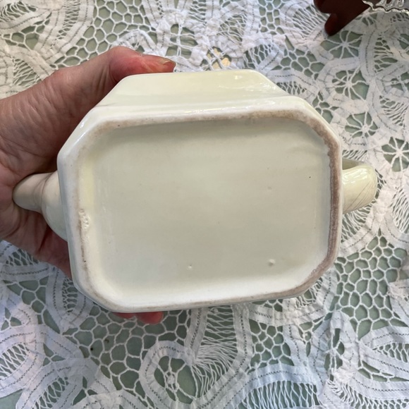 Vintage: Small White Teapot with 2 Bag Holders - Picture 4 of 9